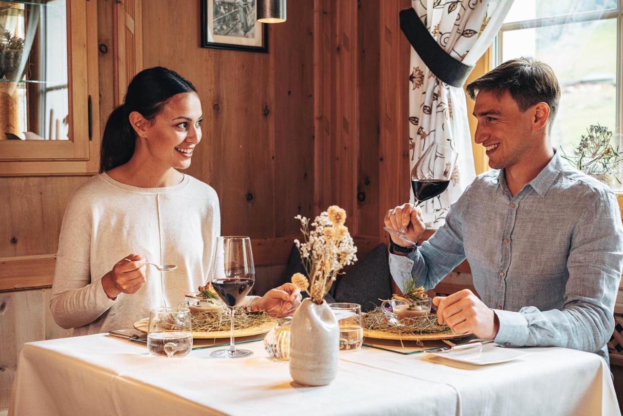 Hotel Monika Sexten Esterno foto A couple dining at a restaurant