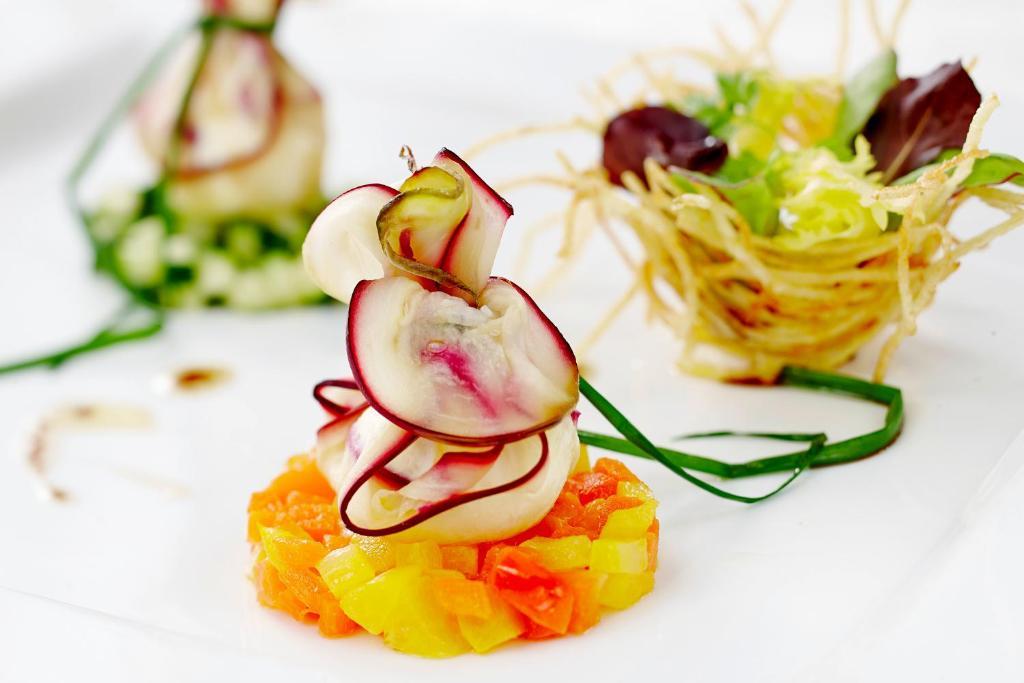 Hotel Monika Sexten Esterno foto A garnished salad